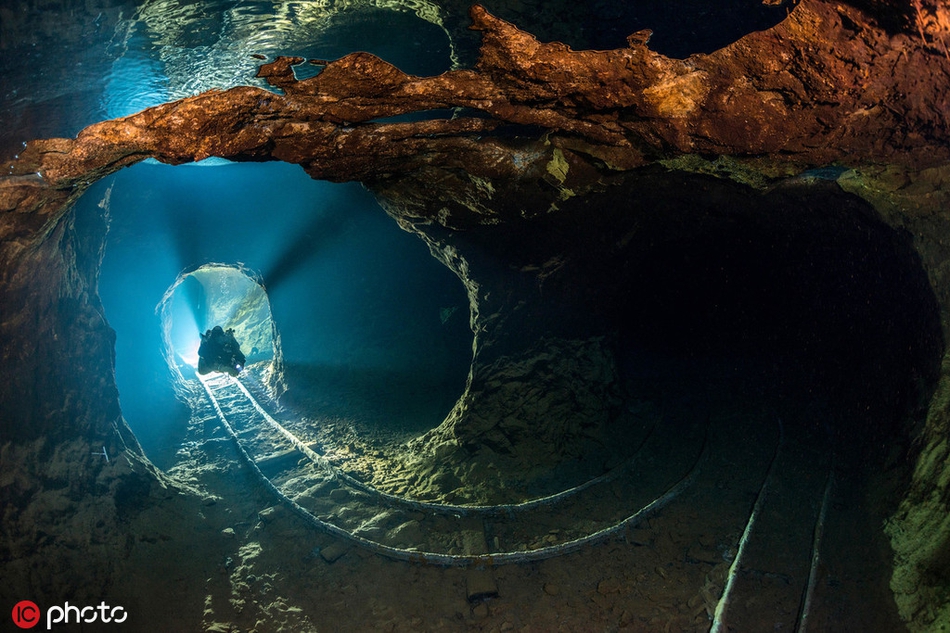 摄影师探秘水下废弃矿场